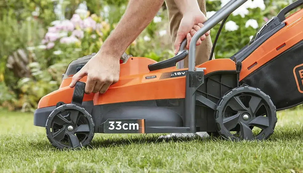 Газонокосилка аккумуляторная Black+Decker BCMW3318L2 - фото 6