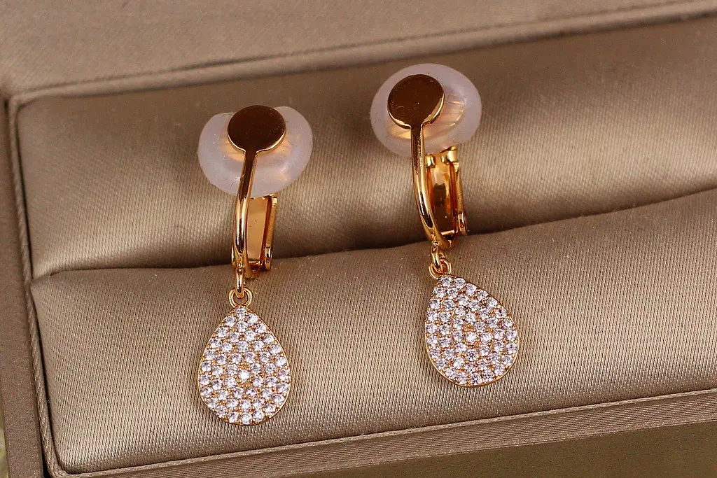Сережки кліпси Xuping Jewelry крапля з каменями 2,9 см золотисті
