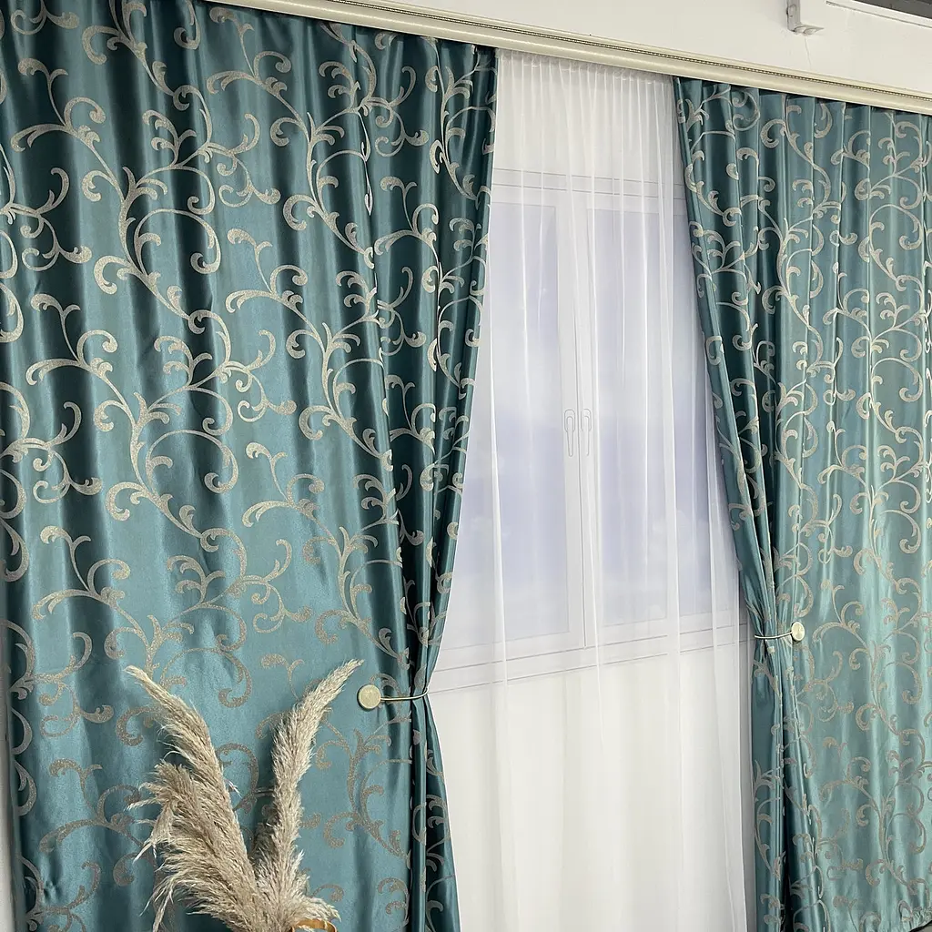 Жакардові штори "вензель" бірюзового кольору 2шт. 150х270 з білим шифоновим тюлем 400х270, на тасьмі ALBO pbe0052766 - фото 3
