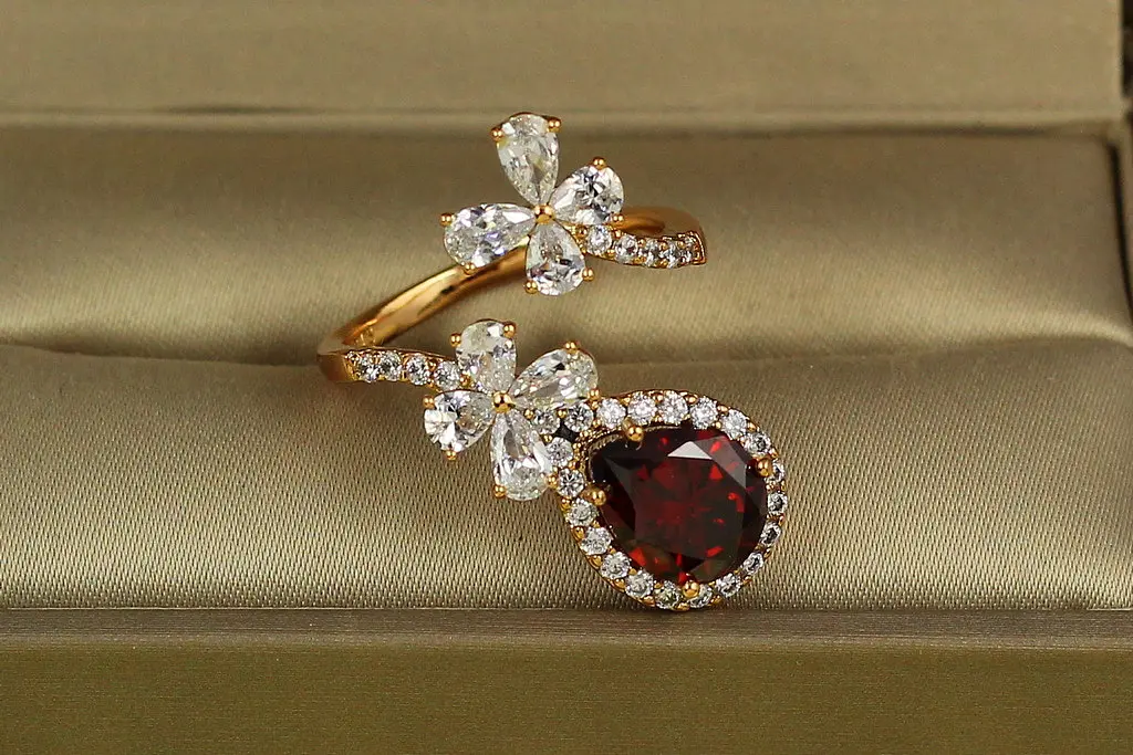 Кільце Xuping Jewelry Марсель з червоним каменем розсувне р 18 золотисте - фото 2