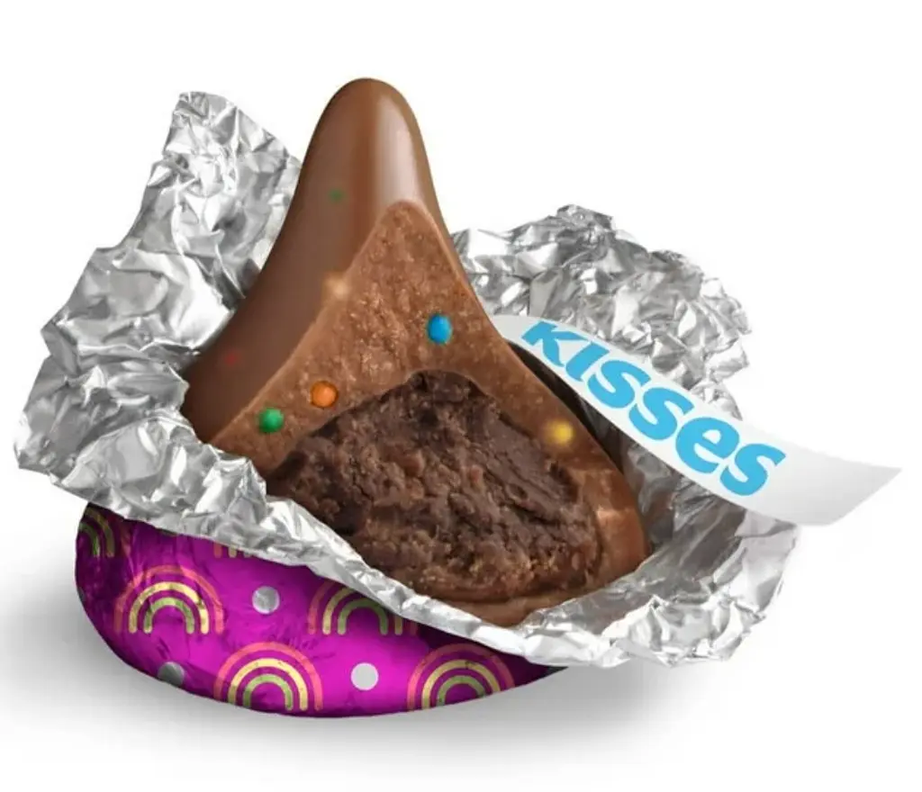 Шоколадні цукерки Hershey's Kisses Rainbow Brownie Flavored Candy 255г - фото 3