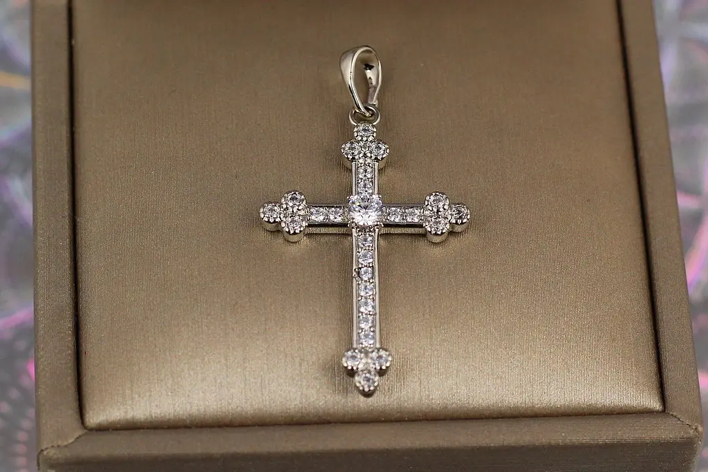 Хрестик Xuping Jewelry трилисниковий із каменем у центрі 3.3 см сріблястий