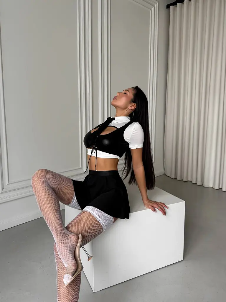 Комплект рольовий секретарки топ зі шнурівкою міні спідниця краватка та трусики чорний S 42/44 - фото 5