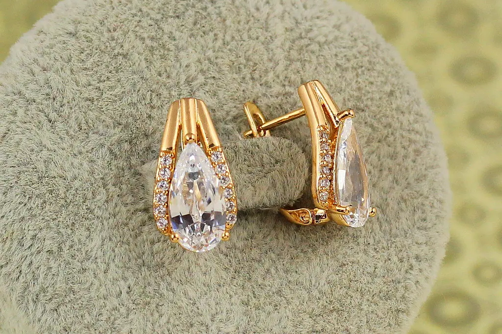Сережки Xuping Jewelry Сонет з білим каменем 1,7 см золотисті - фото 2