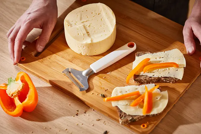 Ніж-слайсер Fiskars Functional Form для м'якого сиру (1016128) - фото 5