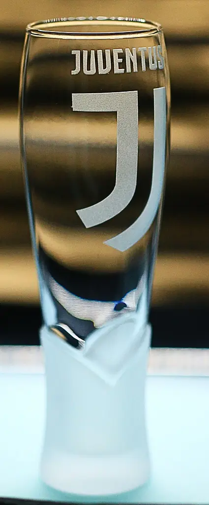 Пивний келих крафтовий 440 мл ФК Juventus Ювентус з гравіюванням подарунок для фаната футбольна кружка - фото 3