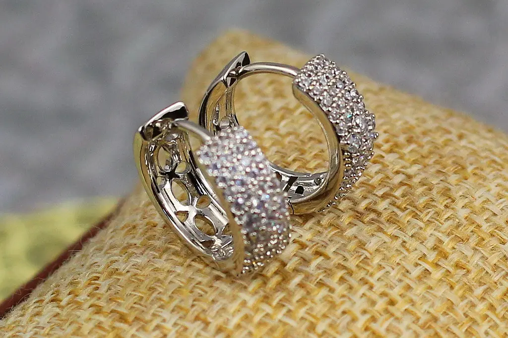 Сережки кільця Xuping Jewelry широкі з дрібних фіанітів посередині квіточок 1.5 см сріблясті - фото 2