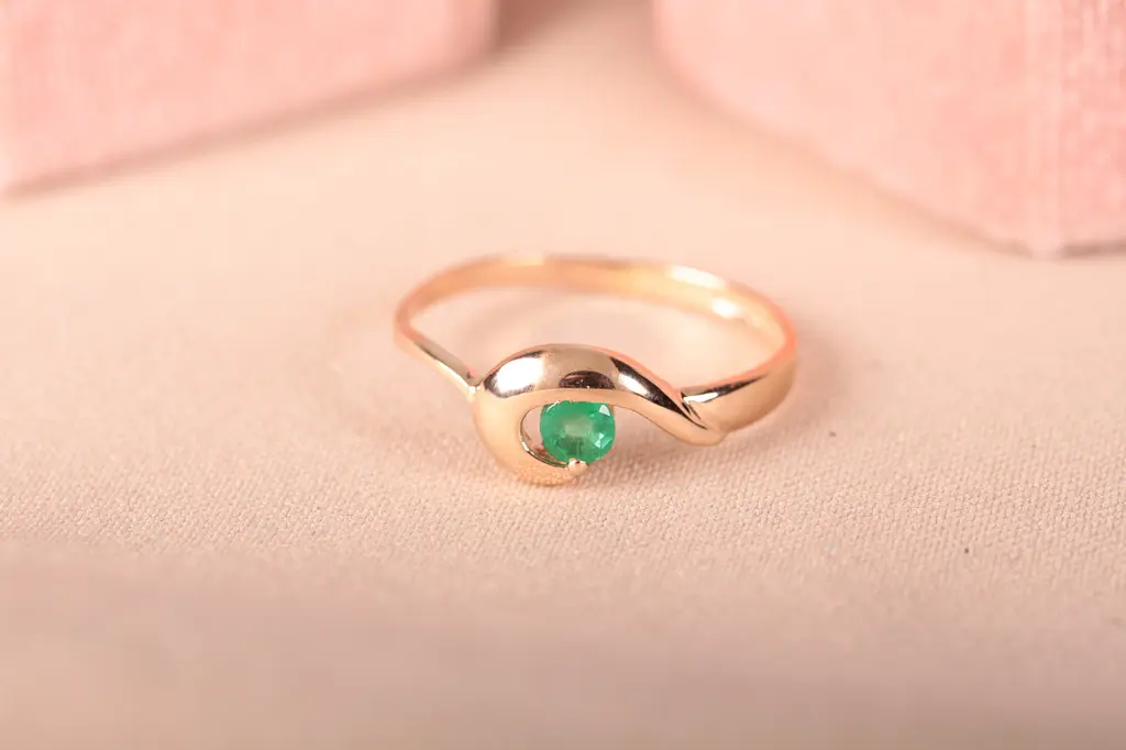 Каблучка з червоного золота з зеленими ізумрудами 17 K-0064 - фото 8