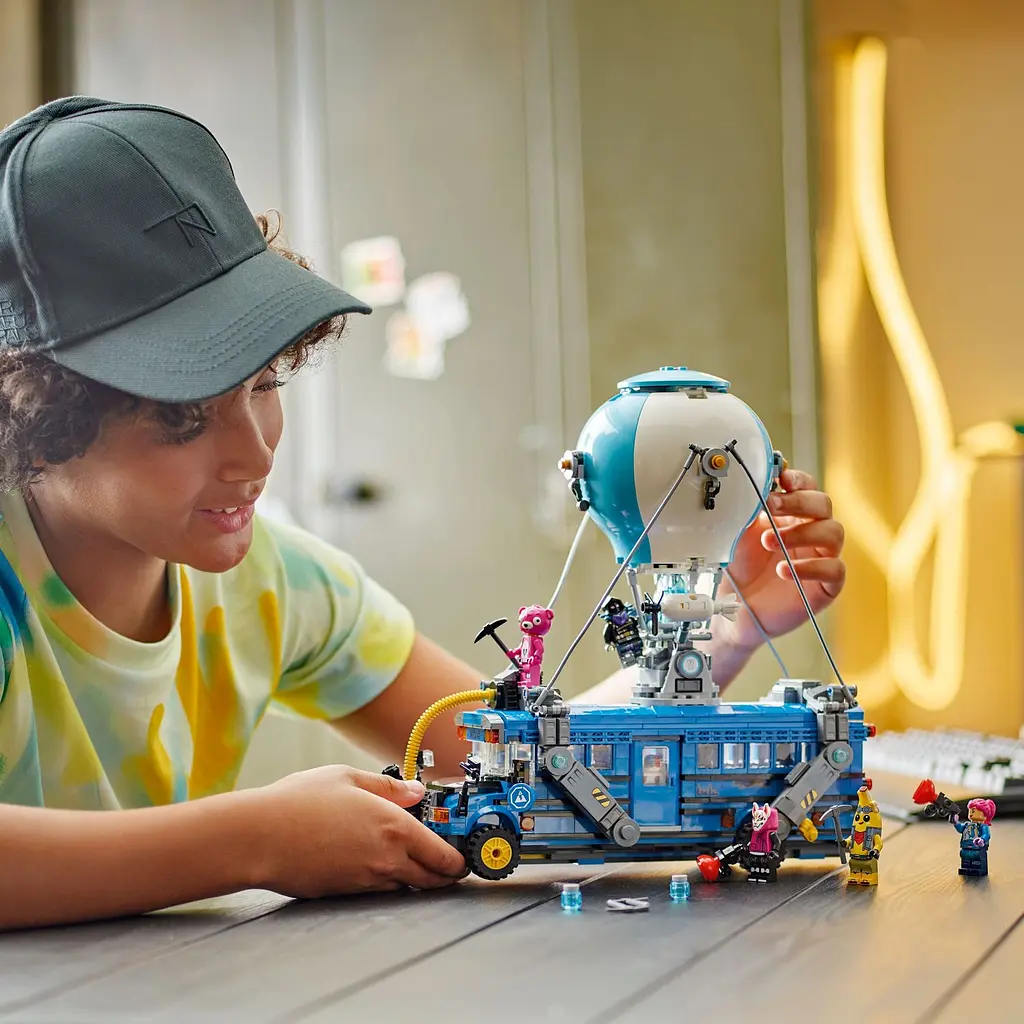 Конструктор LEGO Fortnite Battle Bus 954 деталей (77073) - фото 5