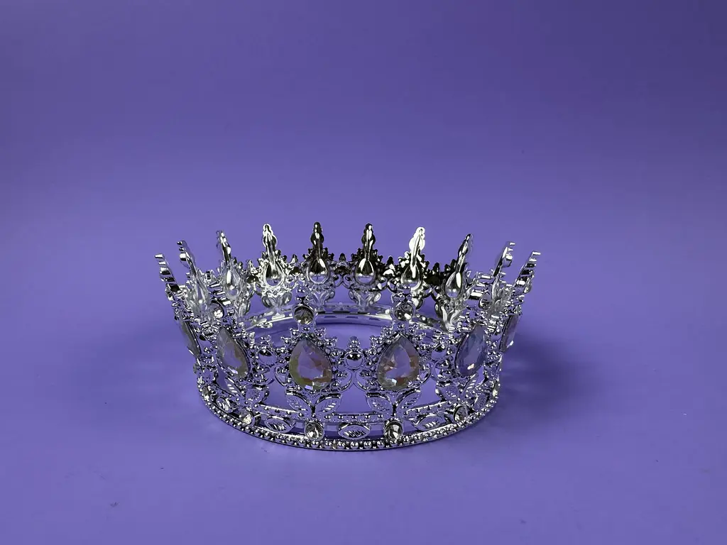 Корона на торт срібна з білим камінням, діаметр 12 см, для декору святкових випічки та десертів - фото 2