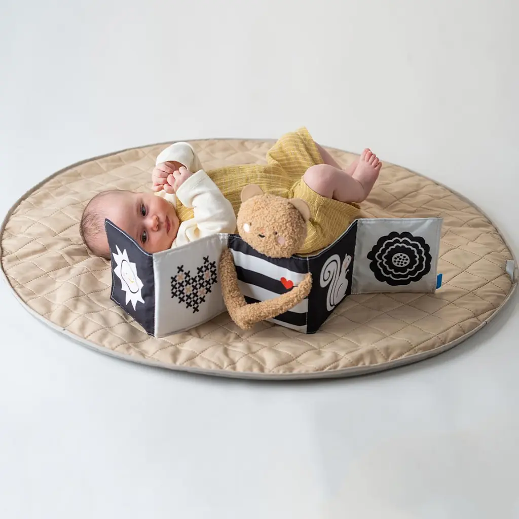 Розвивальна книжка-розкладушка 2-в-1 – ОБІЙМИ ВЕДМЕДИКА Taf Toys 13795 - фото 9