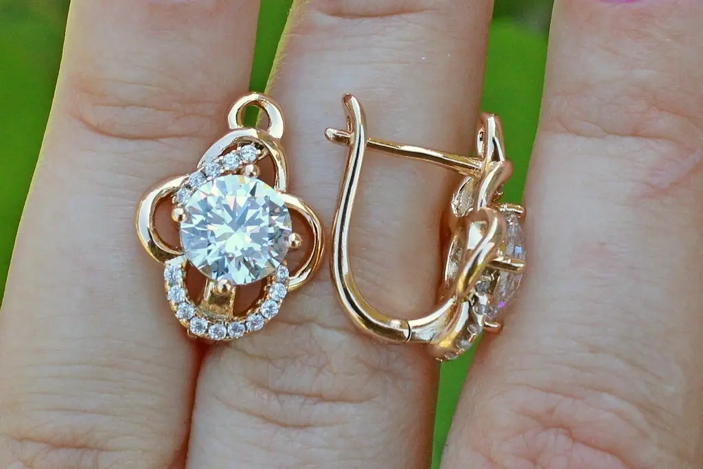 Серьги Xuping Jewelry завитушки с камнем 1,8 см золотистые - фото 2