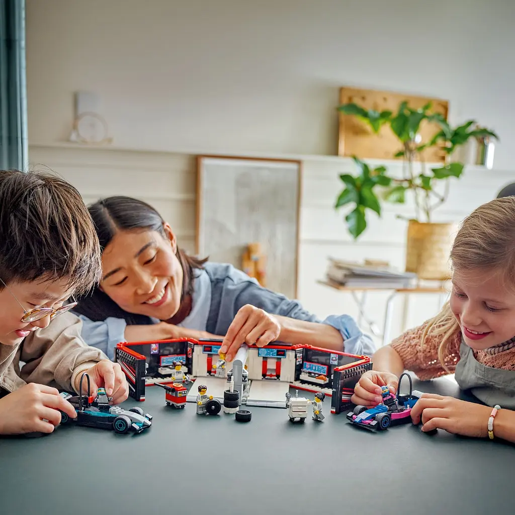 Конструктор LEGO City Гараж F1 та автомобілі Mercedes-AMG і Alpine 678 деталей (60444) - фото 6