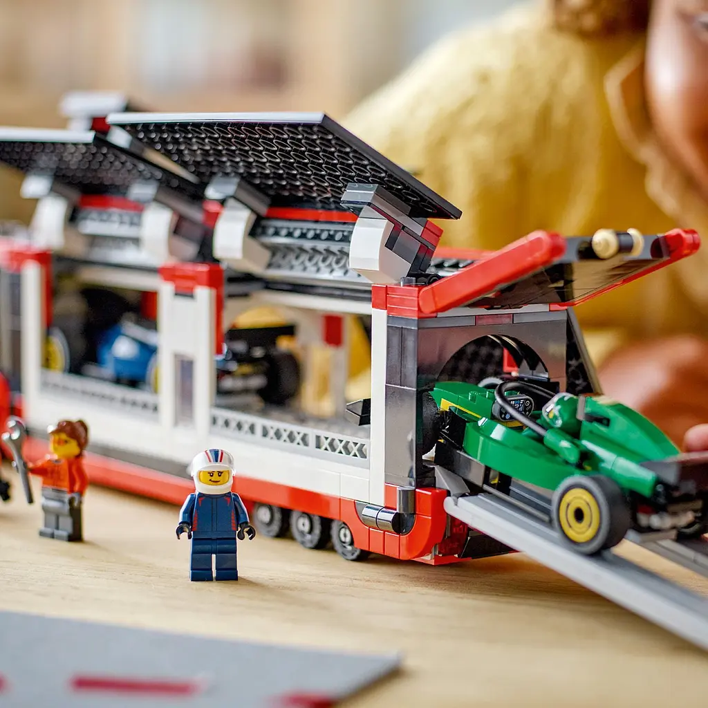 Конструктор LEGO City Грузовик F1 с автомобилями RB20 и AMR24, 1086 деталей (60445)
 - фото 5