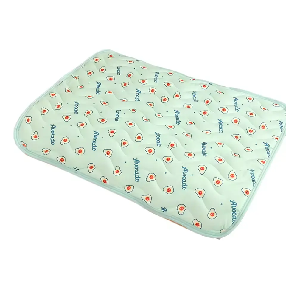 Літня підстилка, що охолоджує Derby Ice Silk Summer Pet Cooling Mat Avocado 55х70 см - фото 6