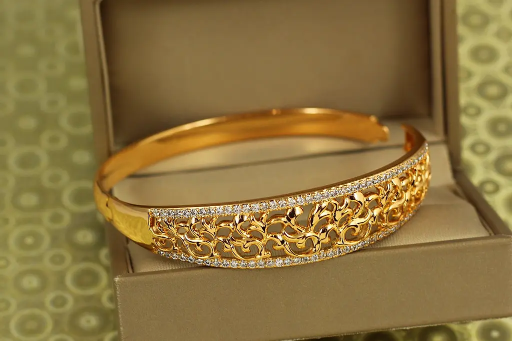 Браслет бенгл Xuping Jewelry Ажурна лоза 60 мм на руку від 17 до 19 см золотистий - фото 2