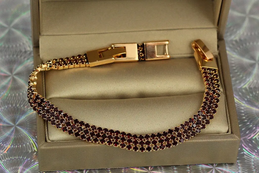 Браслет Xuping Jewelry три доріжки із темно-червоних каменів 17 см 8 мм золотистий
