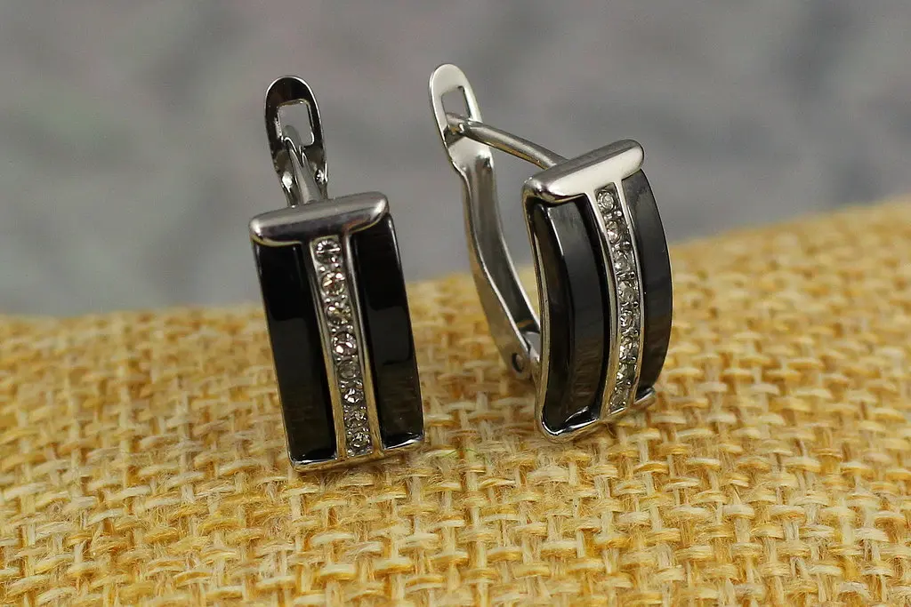 Сережки Xuping Jewelry краватка з чорною керамікою 1.6 см сріблясті - фото 2