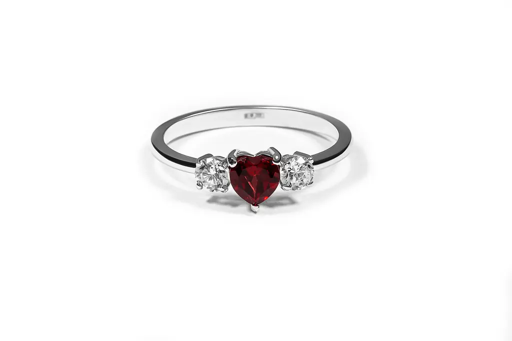 Каблучка з білого золота з гранатом 16 K-0387