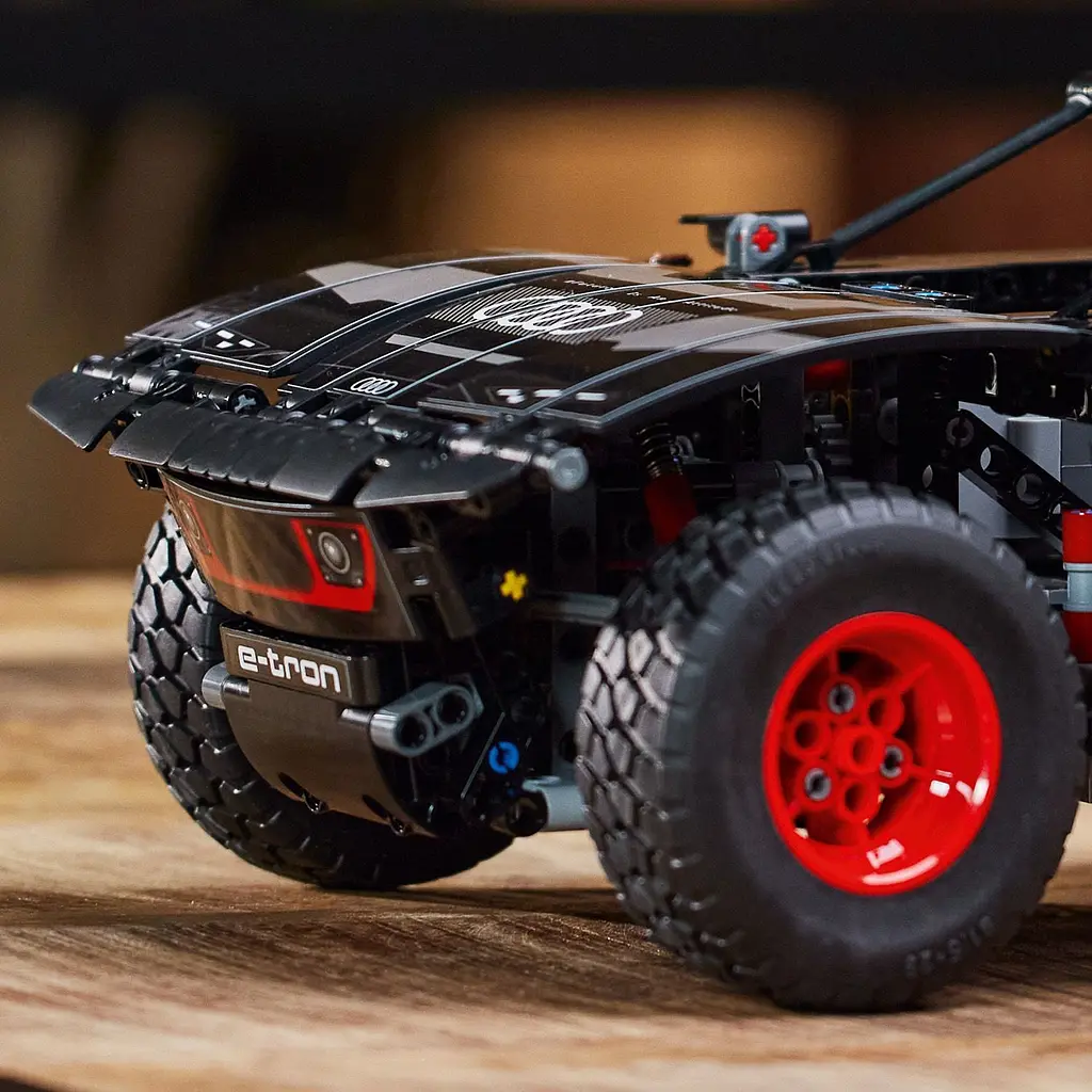 Конструктор LEGO Technic Audi RS Q e-tron 914 деталей (42160) - фото 9
