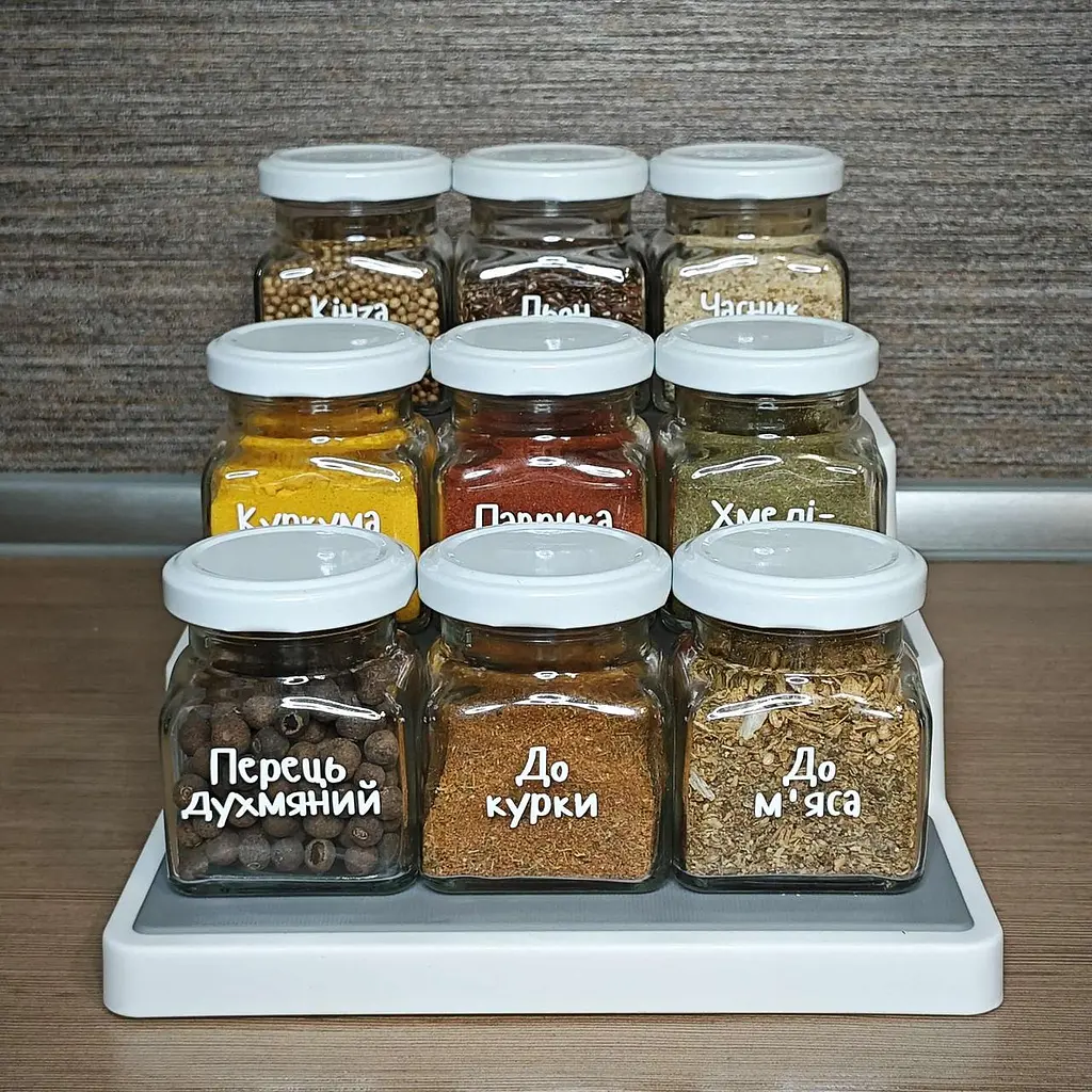 Набір для спецій 9 скляних баночок 120 мл з білими металевими кришками і підставкою - фото 4