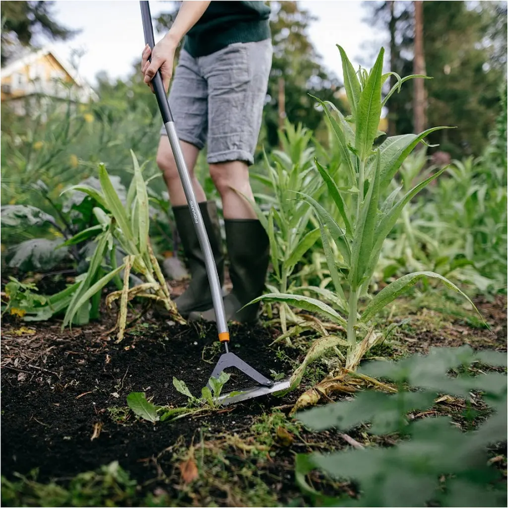 Мотика-розпушувач від бур'янів Fiskars Ergonomic з S-подібною ручкою (1077110) - фото 3