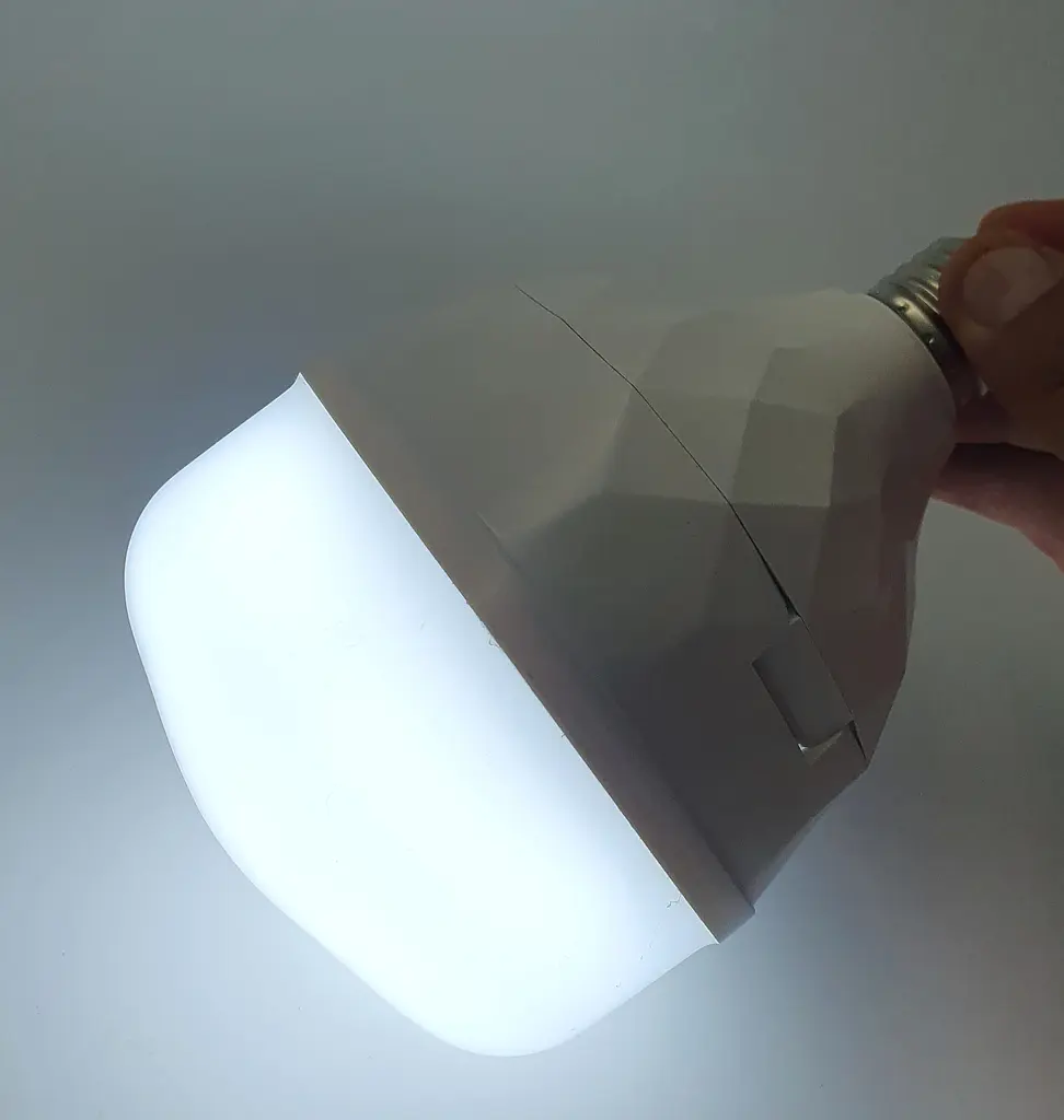 Світлодіодна LED акумуляторна лампа (знімні 2 × 18650 або батарейки 3 × AAA) автономна аварійна 30 W 10 × 16 см лампочка, цоколь E27 UKC 2919 - фото 4
