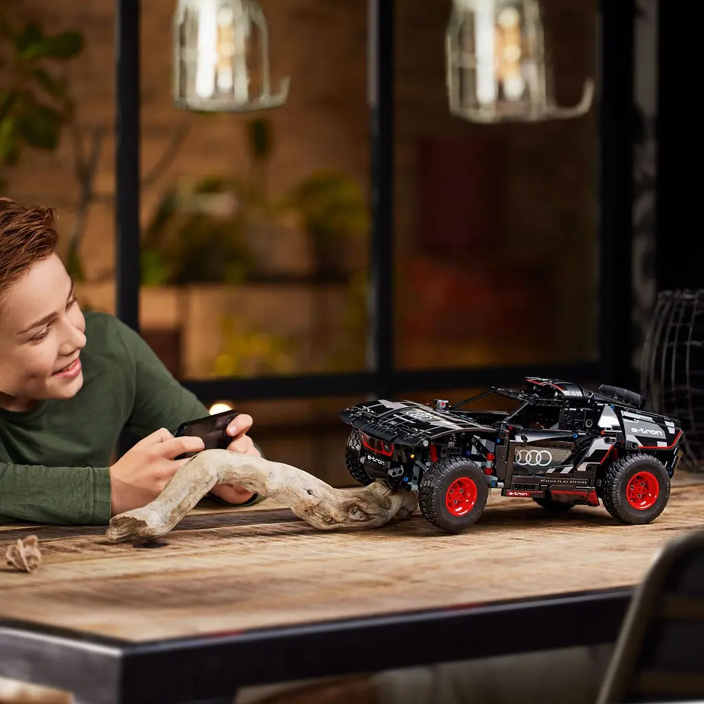Конструктор LEGO Technic Audi RS Q e-tron 914 деталей (42160) - фото 5