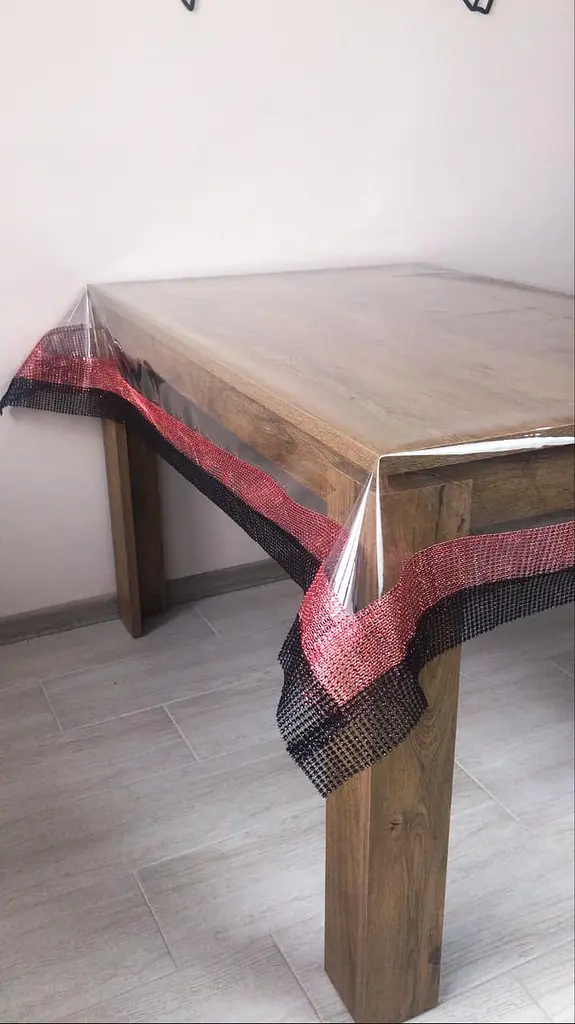 Скатерть силиконовая с красно-черной стразовой лентой 350х110 см - фото 4