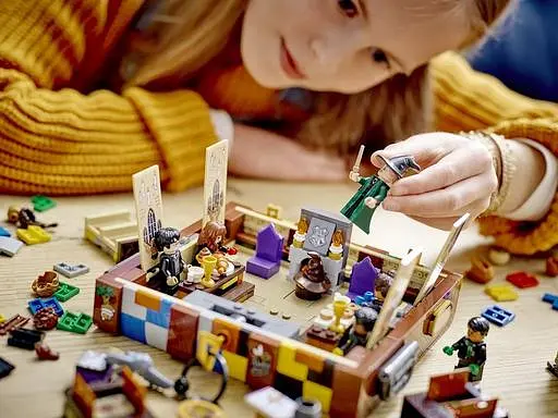 Уцінка. Конструктор LEGO Harry Potter Чарівна валіза Хогвартсу 603 деталей (76399) - фото 11