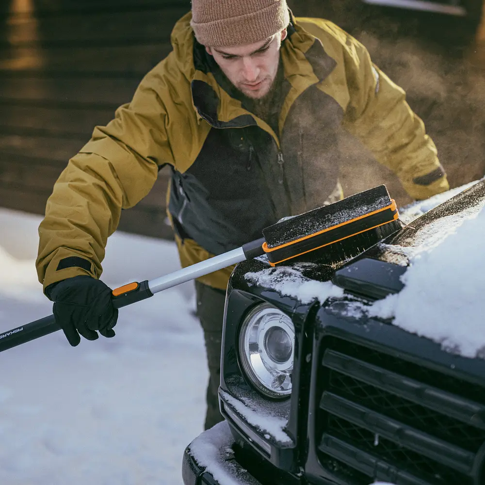 Щітка-скребок телескопічна поворотна Fiskars X-series 96–121 см (1078492) - фото 2
