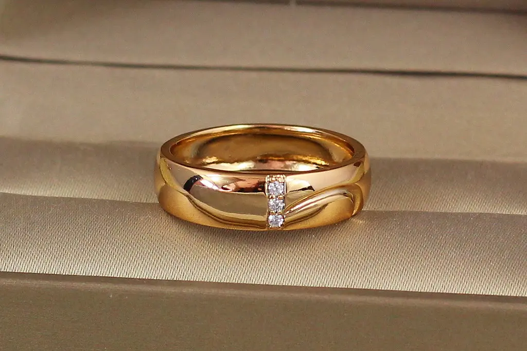 Обручка Xuping Jewelry класика 6 мм з трьома камінчиками 16,17,18,19 золотиста 16 - фото 2