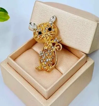 Брошка "Котик" ЗОЛОТОГО кольору, з камінцями, розмір 3,8*2см