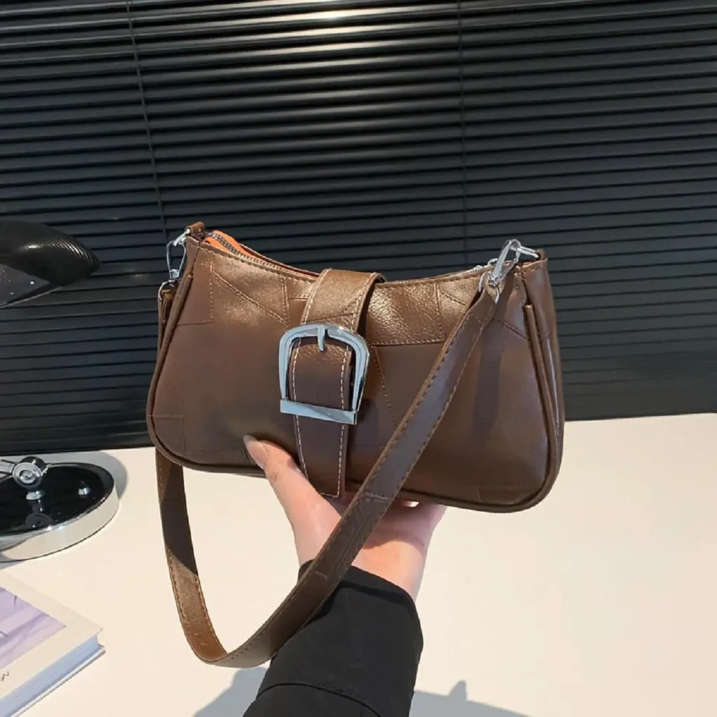 Подовжена сумка через плече з екошкіри Lilly P2-8577-1DB темно коричнева