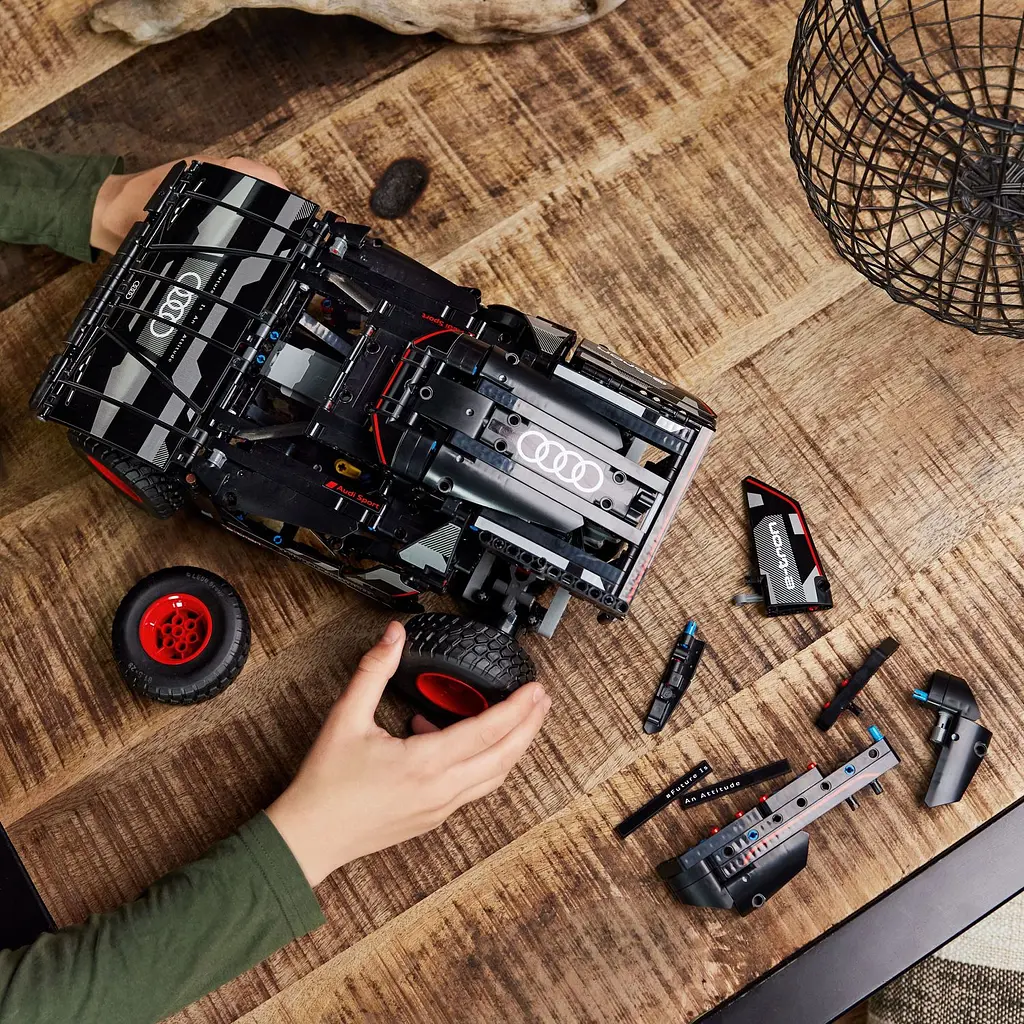 Конструктор LEGO Technic Audi RS Q e-tron 914 деталей (42160) - фото 4