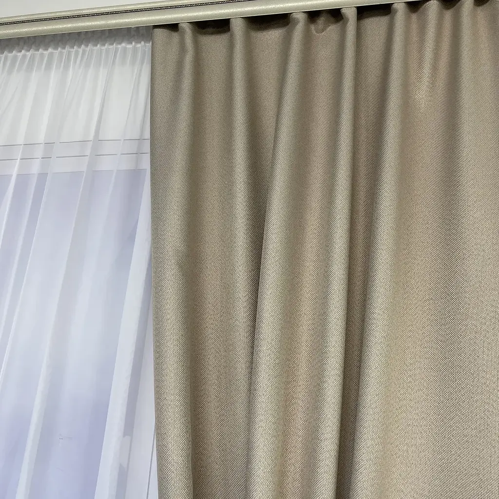 Льняні блекаут штори бежевого кольору 2шт. 150х270 з білим шифоновим тюлем 400х270, на тасьмі ALBO pbe0052616 - фото 9