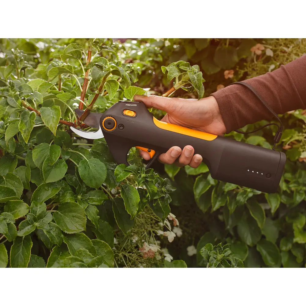Аккумуляторный секатор Fiskars ePruner M Bypass до 25 мм USB-C (1082297) - фото 2