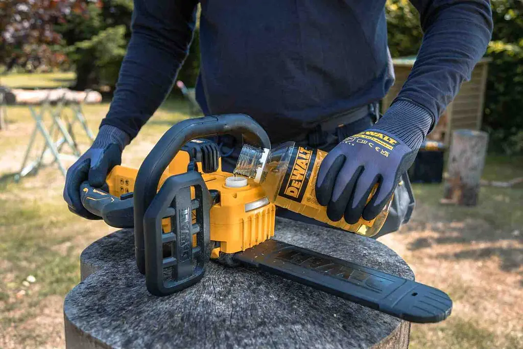 Пила ланцюгова акумуляторна безщіткова DeWalt з АКБ та ЗП DCMCS565P1 - фото 10