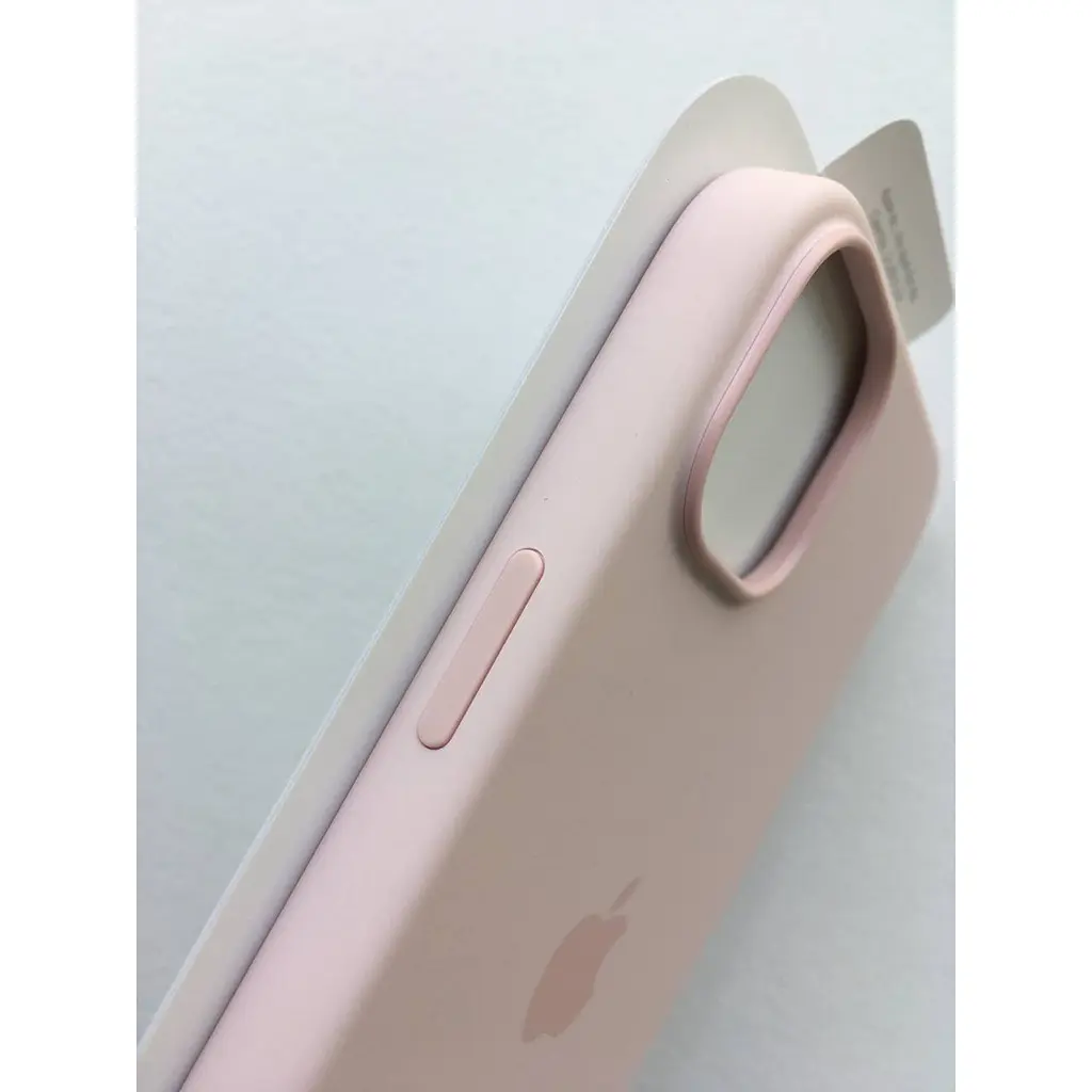 Оригинальный силиконовый чехол Apple Silicone Case MagSafe для iPhone 15 (6.1") Light Pink MT0U3ZM/A - фото 2