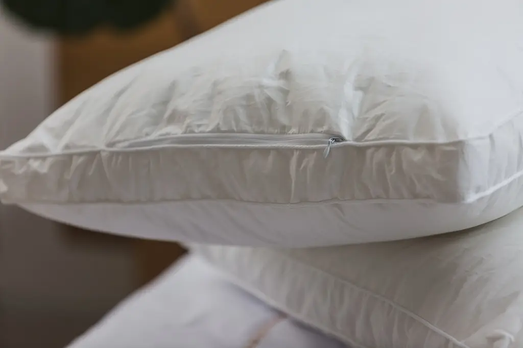 Подушка Ecotton 50х70 см Ecofill Premium антиалергенна з кантом біопух біла в чохлі для зберігання White (25070) - фото 4