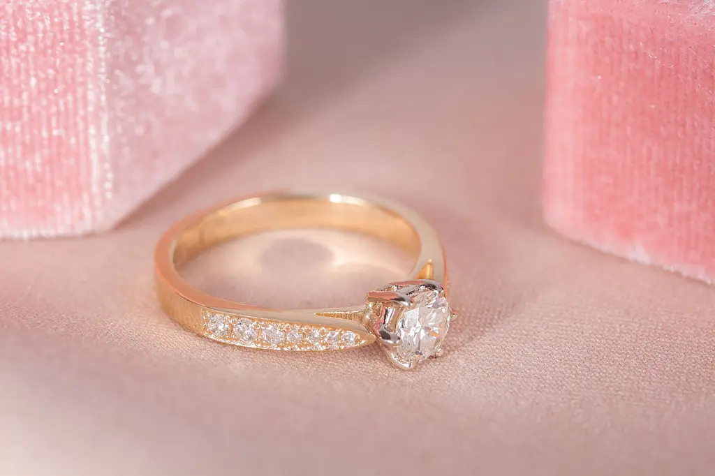 Каблучка з жовтого та білого золота з фіанітами 17 K-0198 - фото 7