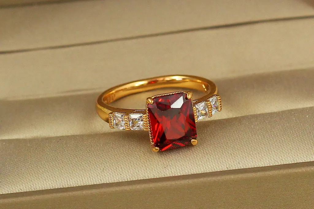 Кільце Xuping Jewelry Великий прямокутник з червоним каменем р 20 золотисте