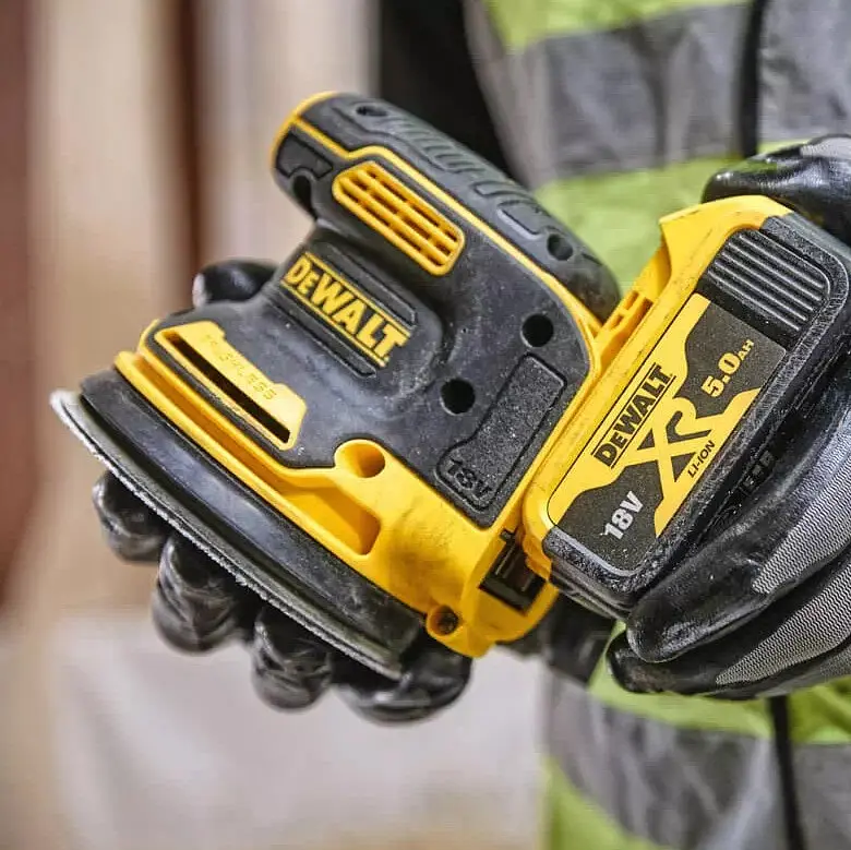 Акумуляторна ексцентрикова шліфувальна машина DeWalt з АКБ та ЗП DCW210P2 - фото 5