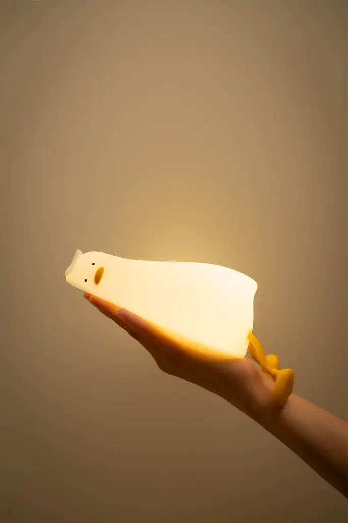 Силиконовый ночник "Лежащая утка" с подставкой для телефона - фото 6