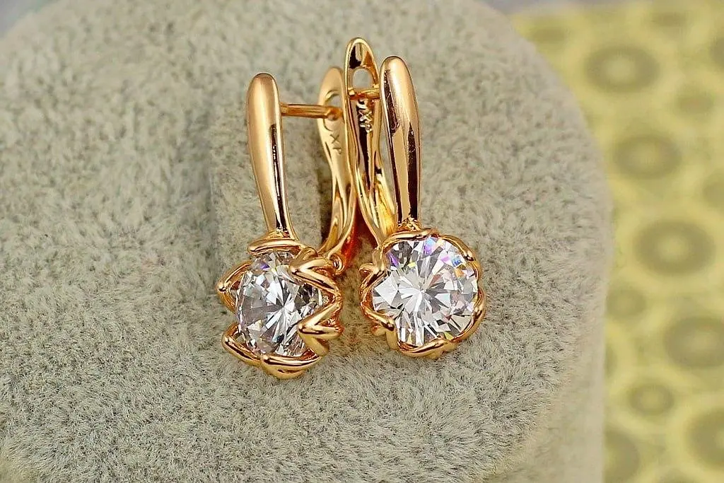 Сережки Xuping Jewelry велична простота з білим каменем 2,3 см золотисті - фото 2