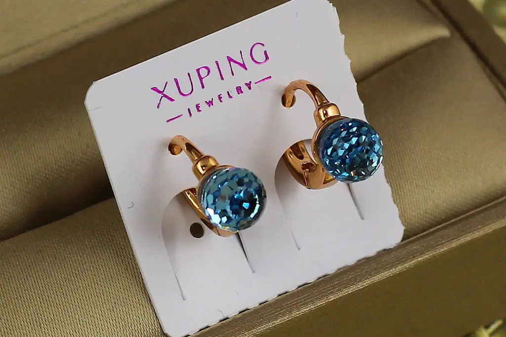 Сережки дитячі Xuping Jewelry Сваровські хамелеон багатогранність із блакитними каменями 1 см золотисті - фото 2