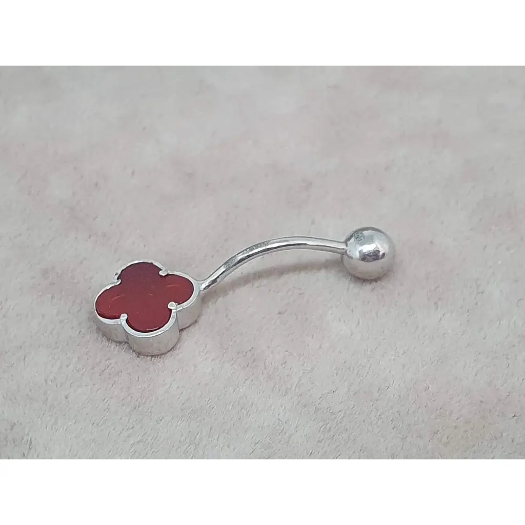 Серебряная серьга для пирсинга пупка Ирий Клевер с красным гранатом. 6026.4 - фото 3