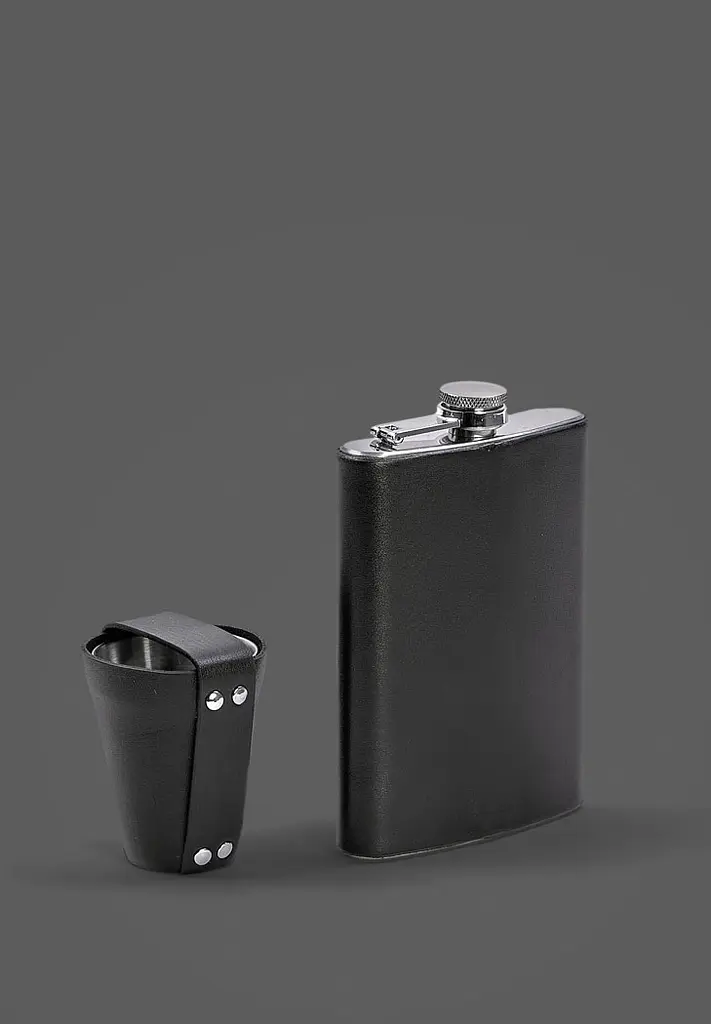 Набор с флягой и рюмками в кожаном черном чехле. - фото 2