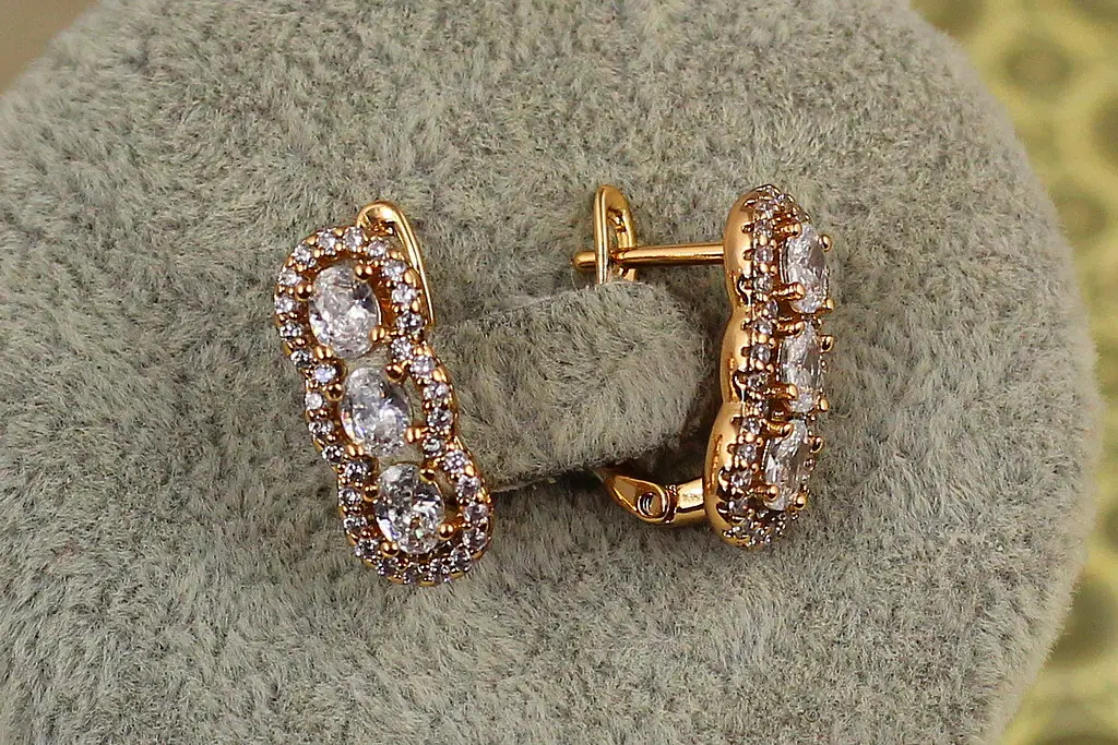 Серьги Xuping Jewelry Семафор с белыми камнями 1,6 см золотистые - фото 2