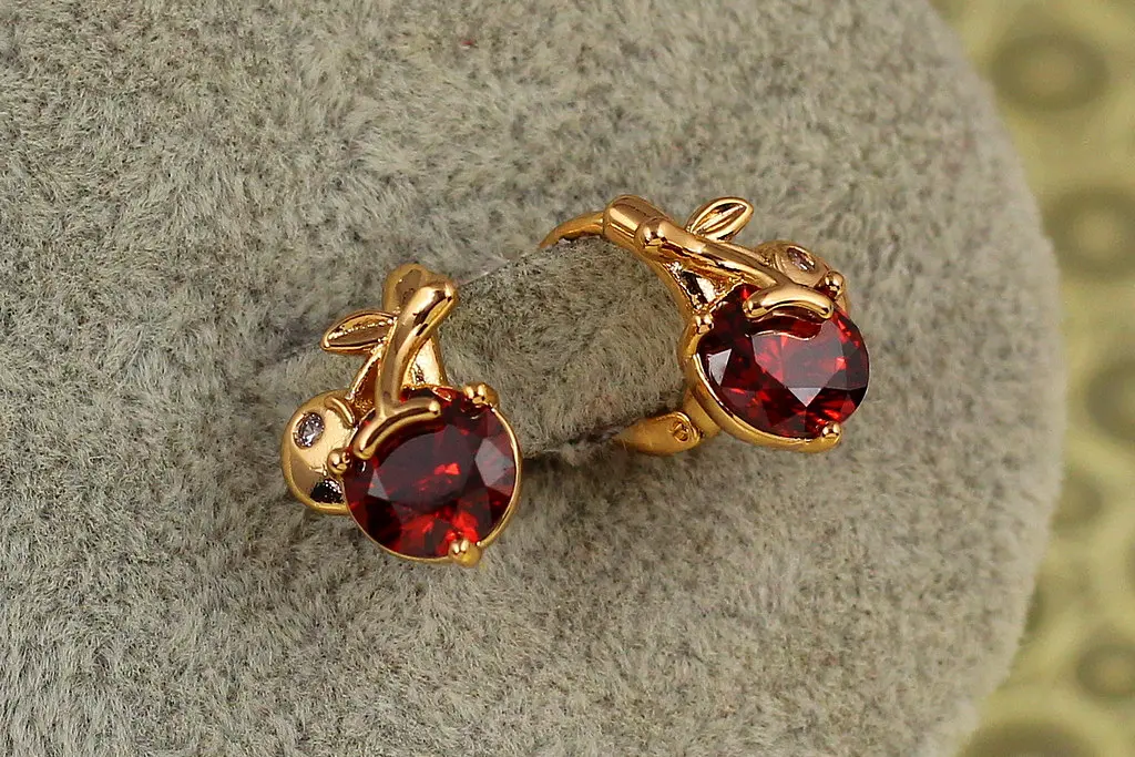 Сережки Xuping Jewelry Вишеньки із червоним каменем 1,2 см золотисті - фото 2